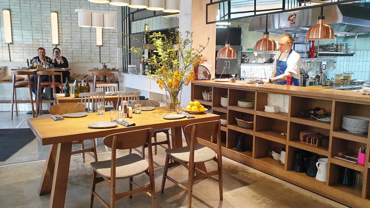 Вид из первого зала на открытую кухню 