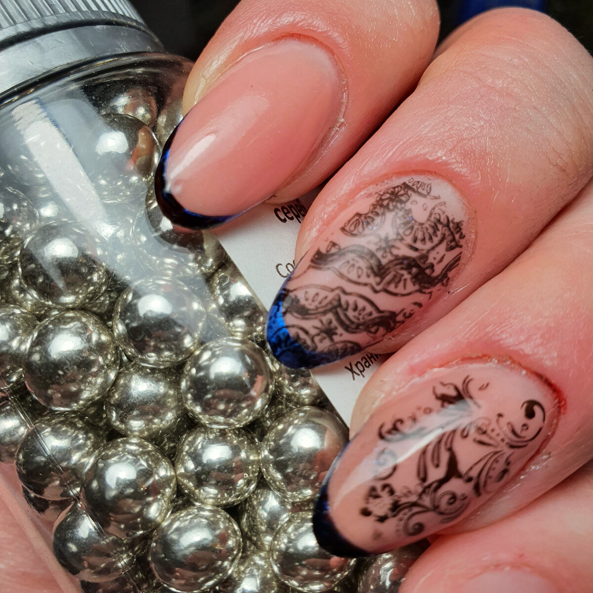 Этот маникюр я делала в апреле 2021. Есть куда ещё стремиться ! Недочётов миллион, знаю. Это левая рука(я левша)