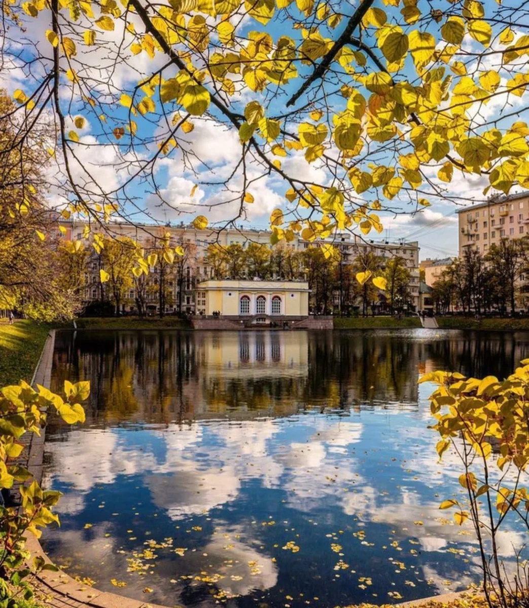 Патриаршие. Сквер Патриаршие пруды. Парк Патриаршие пруды Москва. Патриаршие пруды Пресненский район. Скаер Патриаршие пруды Москва.