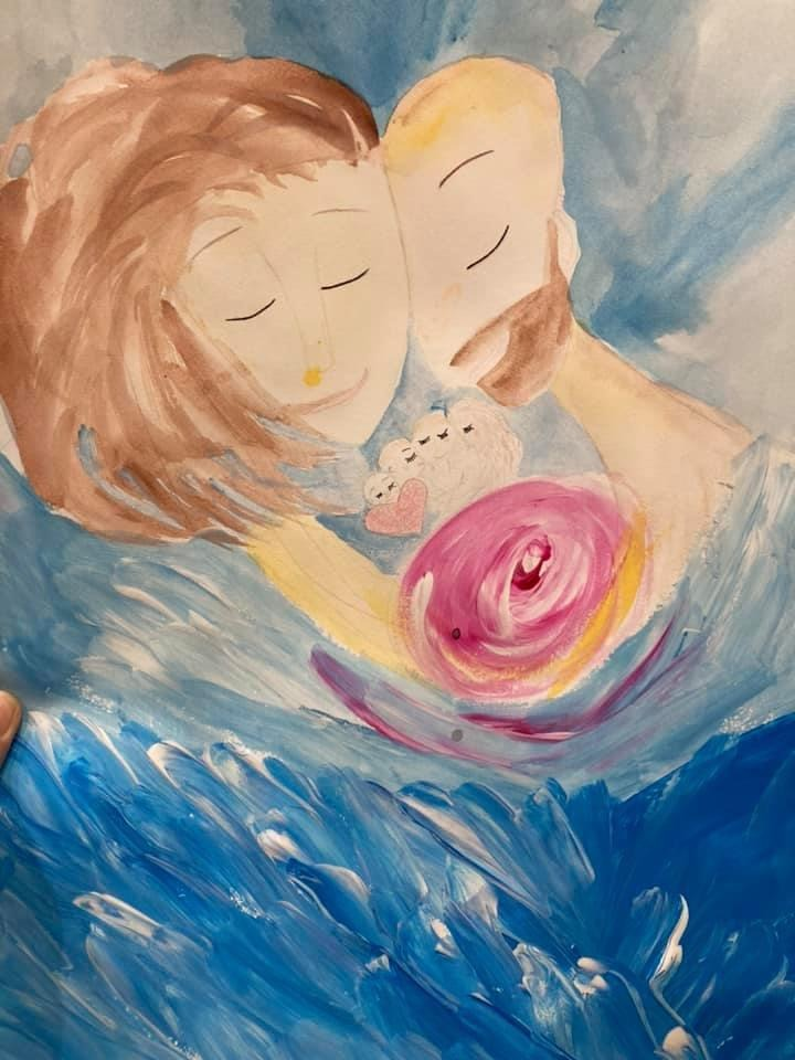 
С мужем мы 10 лет, у него превосходно проявлены мужские качества, что дало мне возможность проявлять женские. 
Я надеюсь, что свои мужские качества,я направляю в правильное русло,на выносливость с детьми и домашние дела,приготовление еды.

Муж- основной заработок; контроль оплаты счетов и т.д.; планирование; поиск лучшего уровня для всей семьи, 
Я- доверие мужу в обеспечении , в защите, в разрешении текущих  проблем.
Я научилась ничего не тягать сама( кроме детей), редко сажусь за руль,прошу помощи.

Мои ошибки: Зачастую считаю,что знаю лучше как поступить.

Муж: Реализация наших планов.
Я знаю,что в основном ,женщина-это чувства, и развиваюсь в этом. Я знаю как сильно «погода в доме» зависит от меня, поэтому учусь отслеживать свои чувства,настроение,учусь их заменять.

До замужества и рождения детей, трудно было бы ответить,женщина-это как?! Прорабатывая и раскрываясь, я могу действовать как женщина во всех сферах.
Развиваясь в чувствах-это не что-то абстрактное. Это ежедневное наблюдение за собой, наблюдение с каким чувством я делаю те или иные дела,пытаюсь понимать почему я что-то не делаю, или наооборот не могу прекратить делать.
Любовь моя внутри,фонтан света ,лучи света и делиться этим- вот что чувствовать себя женщиной. Направлять свою любовь на мужчину,принимать от него,что он предлагает. Благодарить за то,что предоставляет.
Сейчас я смотрю на себя в первую очередь как жена, как мама. Но понимаю,что может быть по-другому. 

Я позволяю себе быть с мужем искренней и настоящей. Со временем это делать гораздо легче. 

Глубокие духовные,философские вопросы я спрашиваю у мужа. Может информация придти сначала мне, я делюсь, чем-то заинтересовываю мужа,он углубляется в этот вопрос.

Есть вещи,которые я не делаю, и которые,я знаю дают свои плоды:
Я не обсуждаю мужа;( и я знаю,что он тоже этого не делает).
Мы действуем исходя из общих интересов;
Мы защищаем друг друга.

Я хочу сказать отдельно про тему как я понимаю предназначение мужчины. 
Здесь все очень просто и наглядно, но принять не просто.
Каким я представляю должен быть мужчина, такой со мной и есть. 
Сложность заключается, что вроде сознательно такого я «не заказывала». И здесь включено то как я общалась с папой, то как мама общалась с папой и все женщины в моем роду с мужчинами,наши вековые истории и т.д., какая я сегодня, как люблю, как готова отдавать, чем я делюсь с мужчиной.

Я понимаю,что для того,чтобы быть любящей, радостной,мягкой, окружённой заботой, быть под защитой, получать подарки и комплименты, не нужны другие обстоятельства, нужно просто быть такой, развивать навык. Но порой так легко отдаться грёзам, где я думаю что, чтобы быть счастливой женщиной,мне нужны другие обстоятельства...