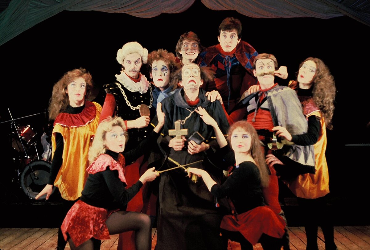 Фото: сцена из спектакля "Шут на троне", постановочная фотография, конец 1980-х гг.