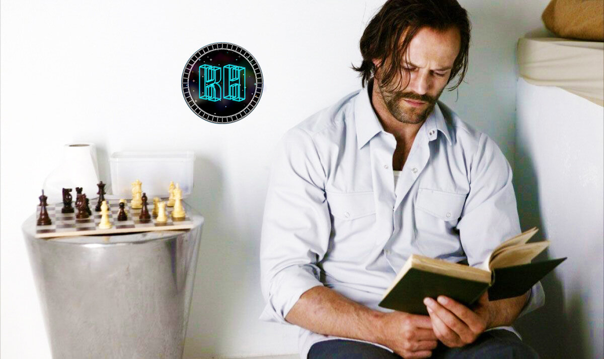 Здесь и далее кадры из фильма "Револьвер". Режиссёр – Гай Ричи
Лого не является частью фильма