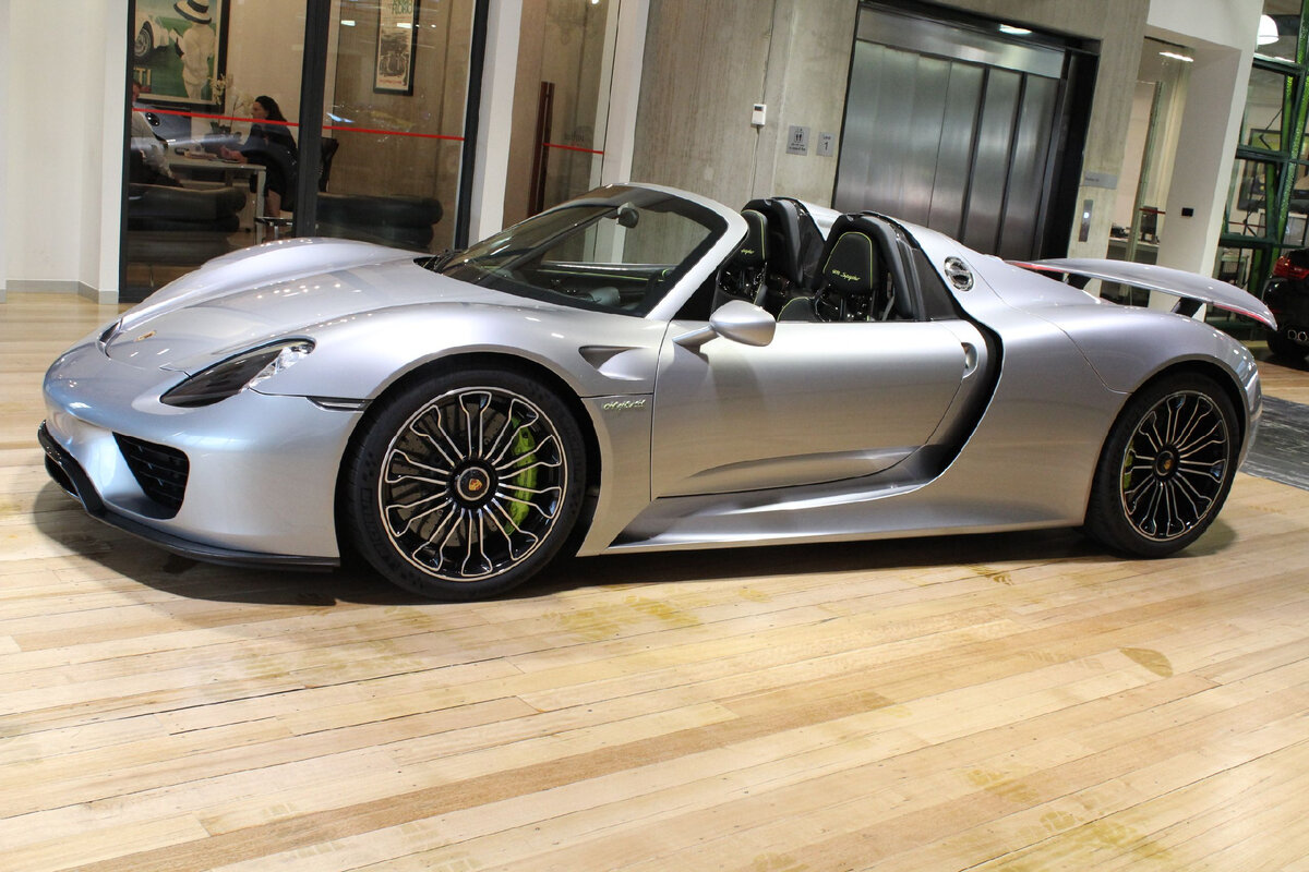 Порше 918 Spyder ночью