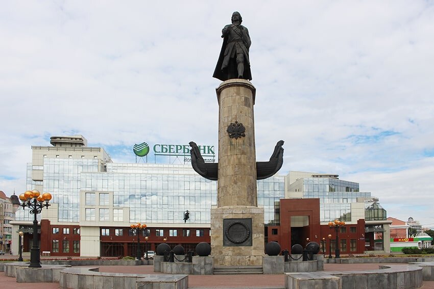 С большим удовольствием добрались до площади Петра Великого, визитной карточки г