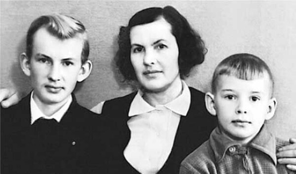 Саша Абдулов (справа) с мамой и братом Володей. Фото uznayvse.ru