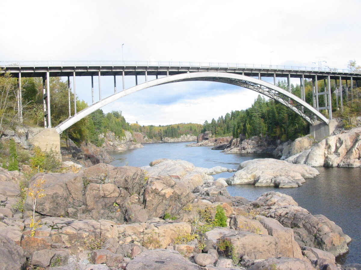 © Wikipedia / CC BY-SA 3.0 (Arvida Bridge в провинции Квебек, построенный в 1950 году)