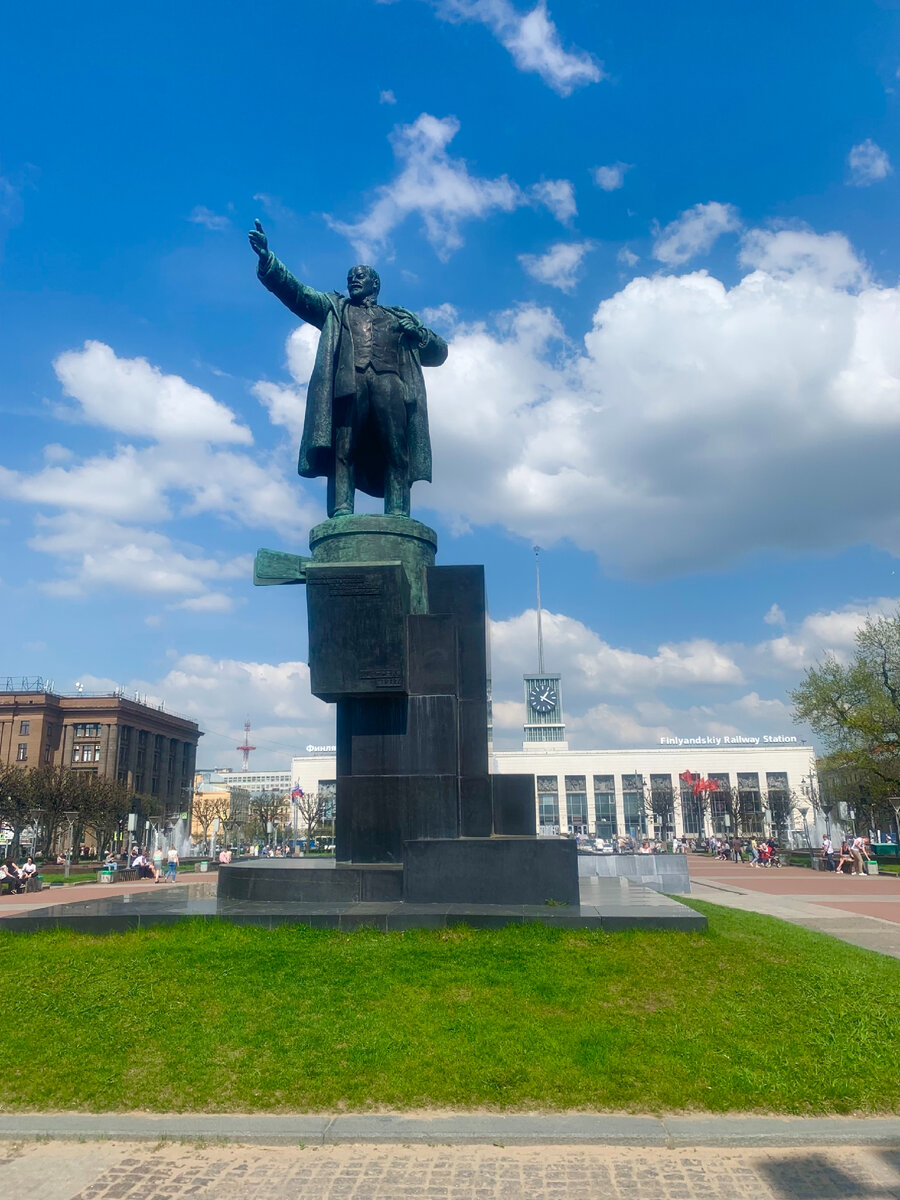 Ленин указывает нам дорогу.