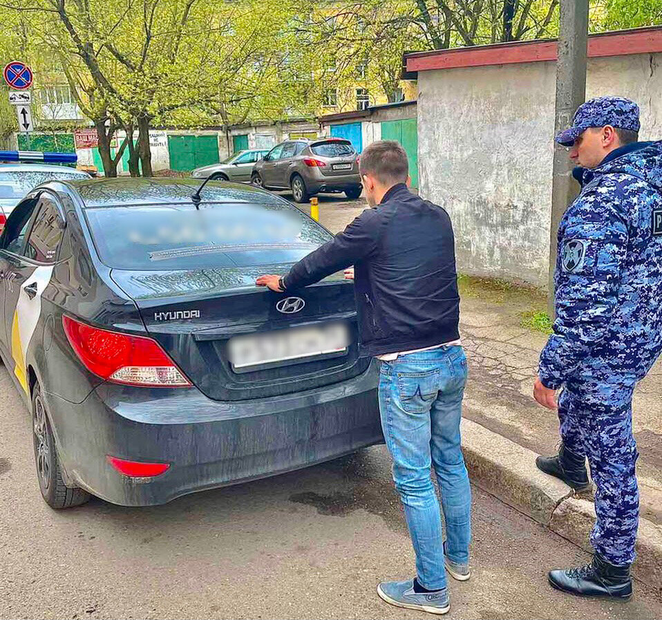 В Калининграде сотрудники Росгвардии задержали водителя, который не оплатил  топливо на АЗС | Росгвардия Калининград | Дзен