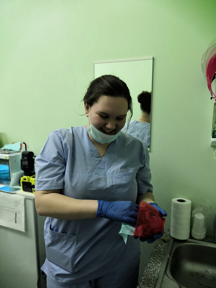 Среди зубных техников очень много девушек. В этом Вы убедитесь, как только переступите через порог лаборатории.