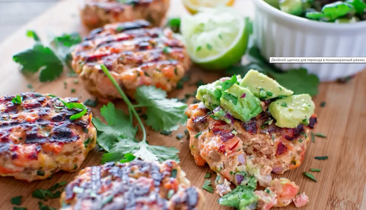 Ароматные рыбные котлетки из свежей красной рыбки, приготовленные на домашней сковороде-гриль или открытом гриле, непременно восхитят всех домашних! Фото: cooktoria.com