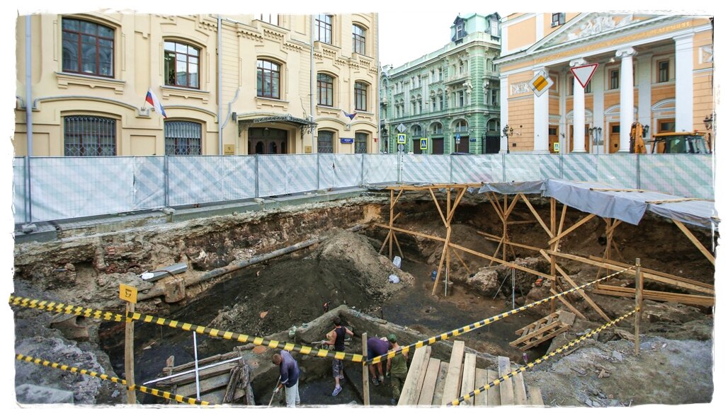 Первый этаж в земле. Закопанный политехнический музей в Москве. Политехнический музей в Москве раскопки. Раскопки на биржевой площади. Раскопки биржевой площади в Москве.