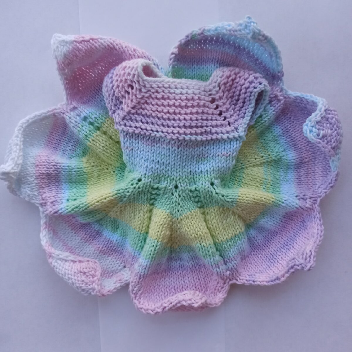 К платью добавлю фатиновый подъюбник с пайетками и блестками, туфельки на шнуровке.