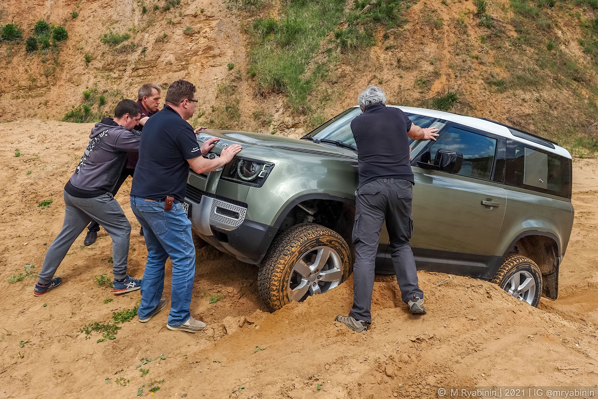 У меня короткий – это звучит гордо! Тест нового Land Rover Defender 906