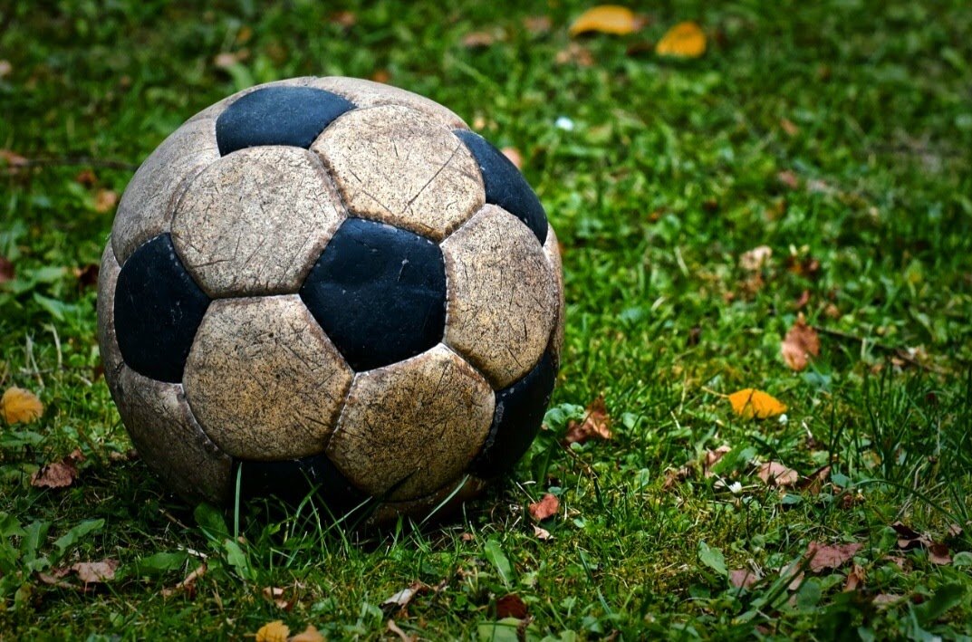Английский футбольный мяч?