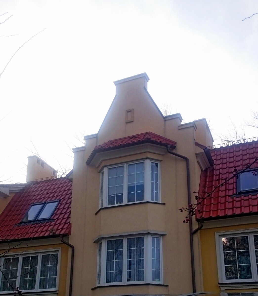 Здание отреставрировано, шикарная крыша и не менее шикарные эркеры.