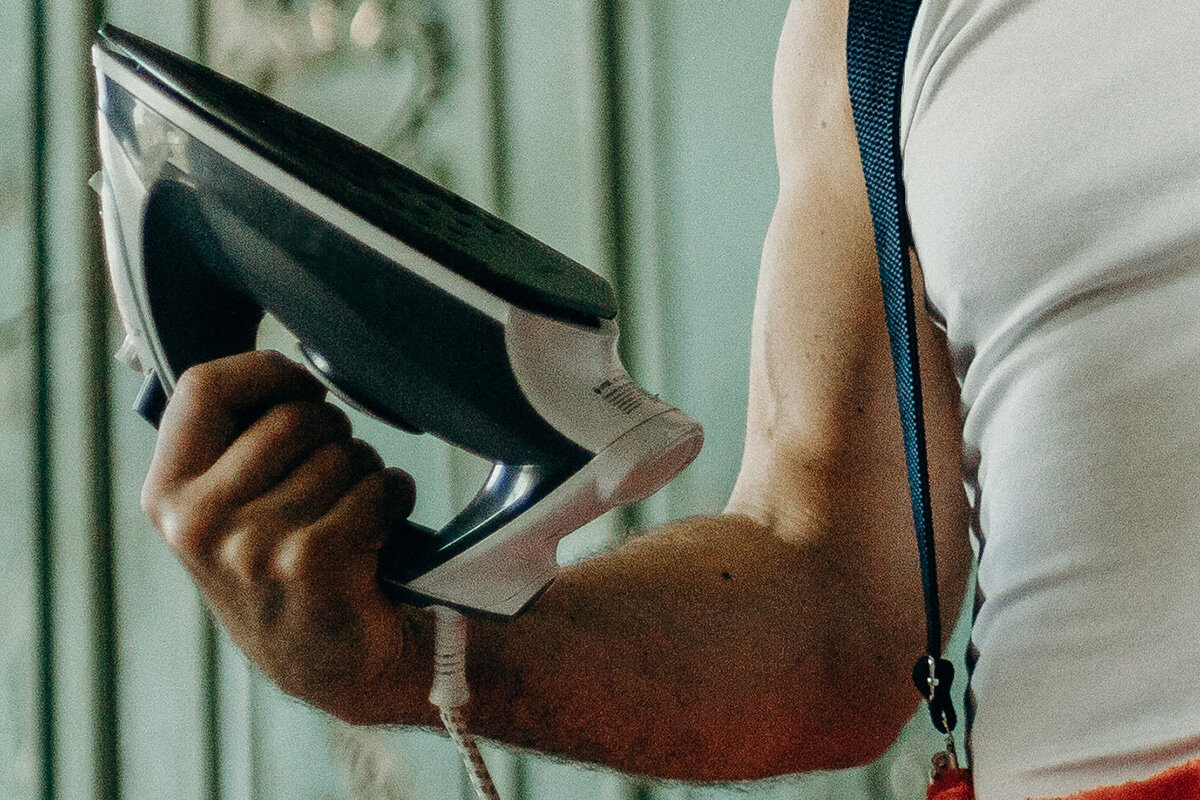 Утюг hyundai hsi01124. Страшный утюг. Утюг на углях. Девушка с утюгом. Утюг с горящими углями внутри.