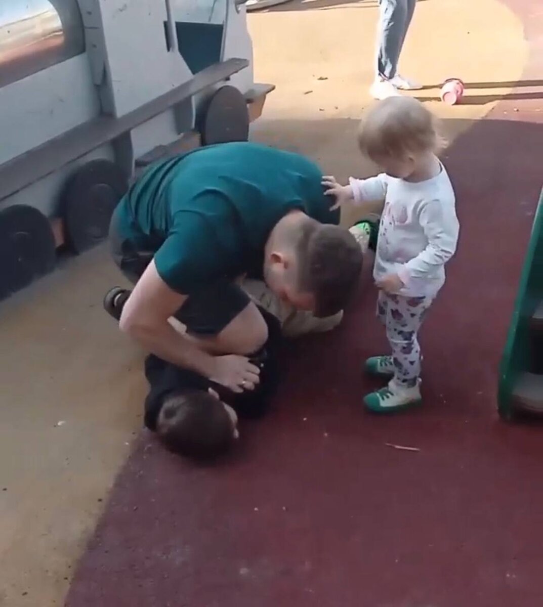 Подростки издеваются над ребенком. Надругательство над девочкой. Издеваются в школе. Издеваются в школе. Дет дом лаишево дети-3.