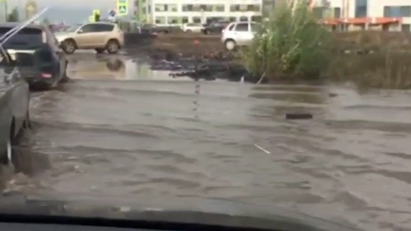     В селе Куюки рядом с детским садом «Сказка» появилась огромная лужа. Жители села вынуждены справляться с неудобствами. Соответствующий пост появился в социальных сетях.