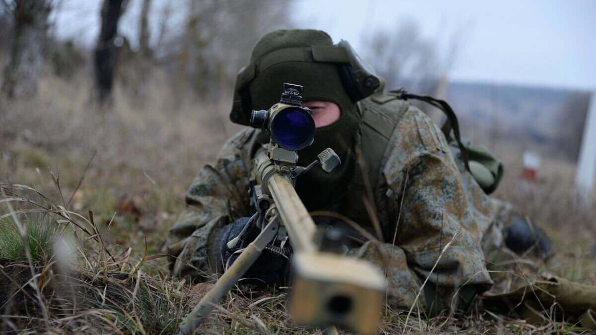    Военнослужащий во время тактических занятий с боевой стрельбой снайперских пар© РИА Новости / Ульяна Соловьева