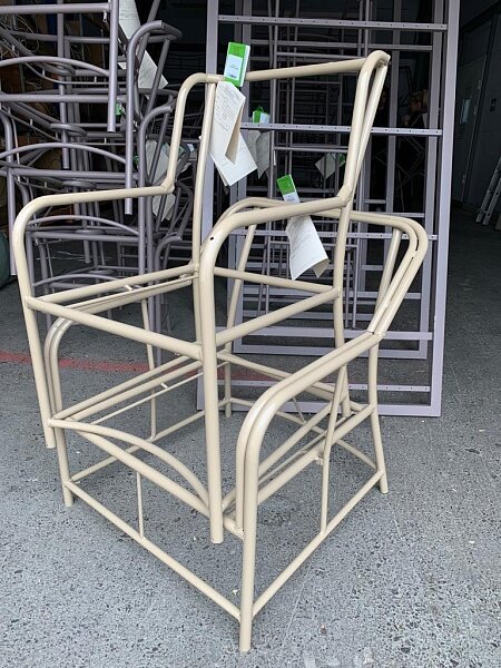 На переднем плане каркасы, окрашенные порошковой краской, на заднем – обычной краской по металлу