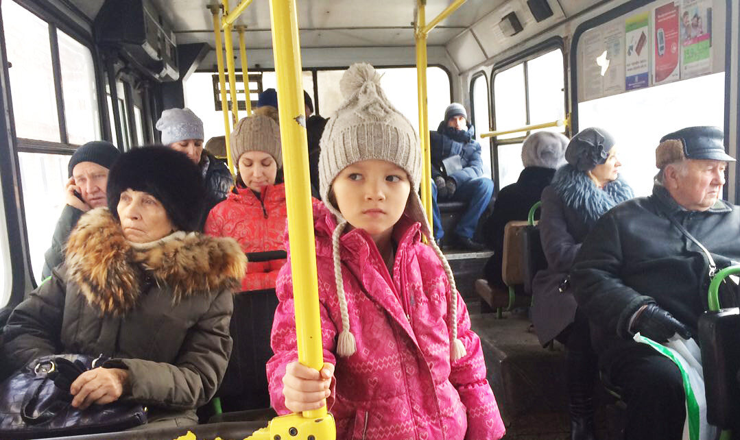 Ребенок едет в маршрутке. Общественный транспорт для детей. Автобус для детей. Школьники в общественном транспорте. Подростки в автобусе.