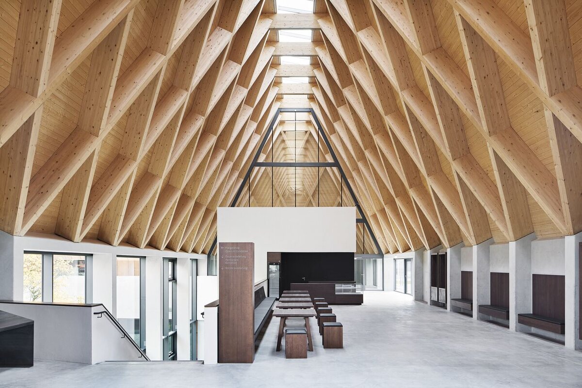 Источник изображения - https://projekt.dam-preis.de/application/filebrowser/dam/project/e0cf1f47118daebc5b16269099ad73/images/preview/04_Empfangshalle_ppp-Baumann_print.jpg