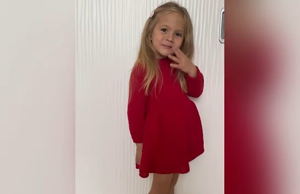    Пллатье спицами для девочки на возраст 4 года (размер 110)Источник: Кадр из видео