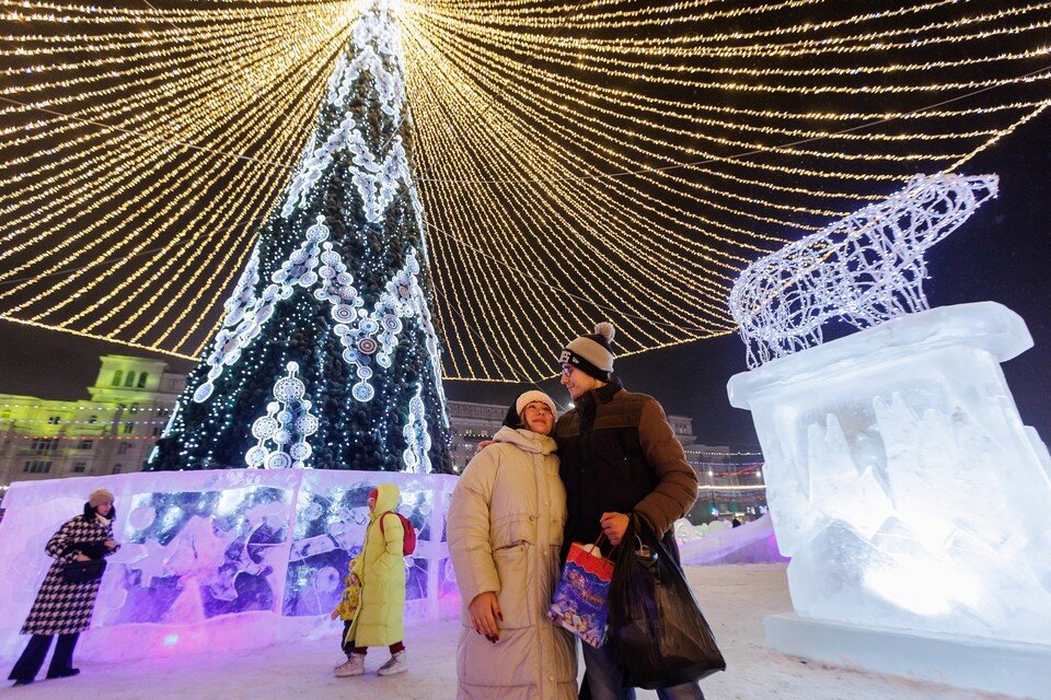     Ледовой городок — одно из любимых мест горожан в праздники Валерий ЗВОНАРЕВ