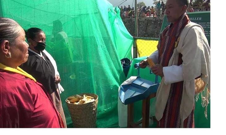    Чиновник сельского хозяйства в Циранге изобрел портативную кукурузную лущилку