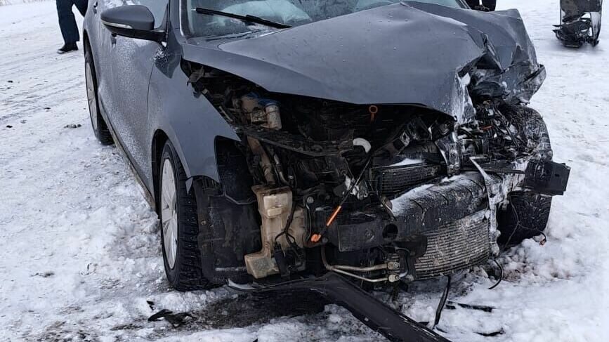     В Азнакаевском районе Татарстана в ДТП столкнулись «Фольксваген» и “Форд”. Есть погибшие. Об этом сообщает пресс-служба Госавтоинспекции республики.