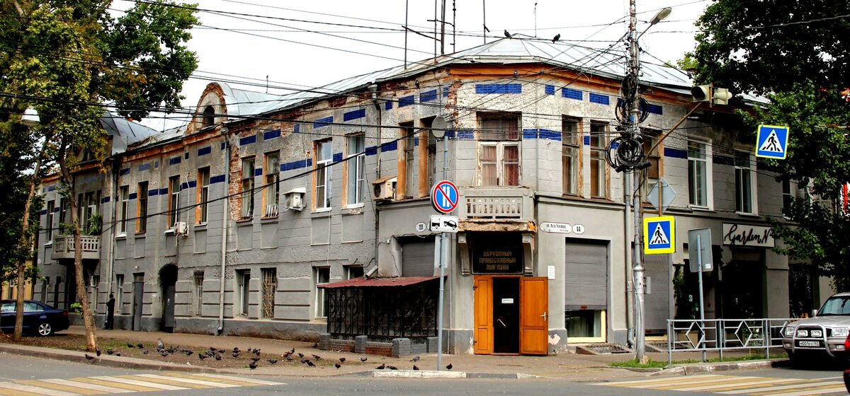 Угловое здание имеет свободную асимметричную композицию