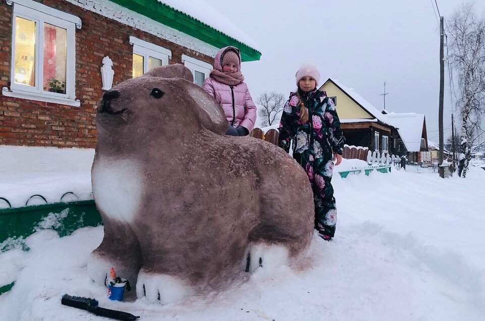     Вот такой чудесный снежный кролик поселился в Александровске Пермского края. Фото: соцсети.