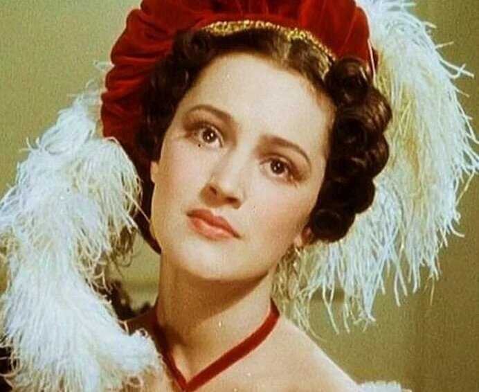 Фото из открытых источников - кто там в малиновом берете с послом испанским говорит