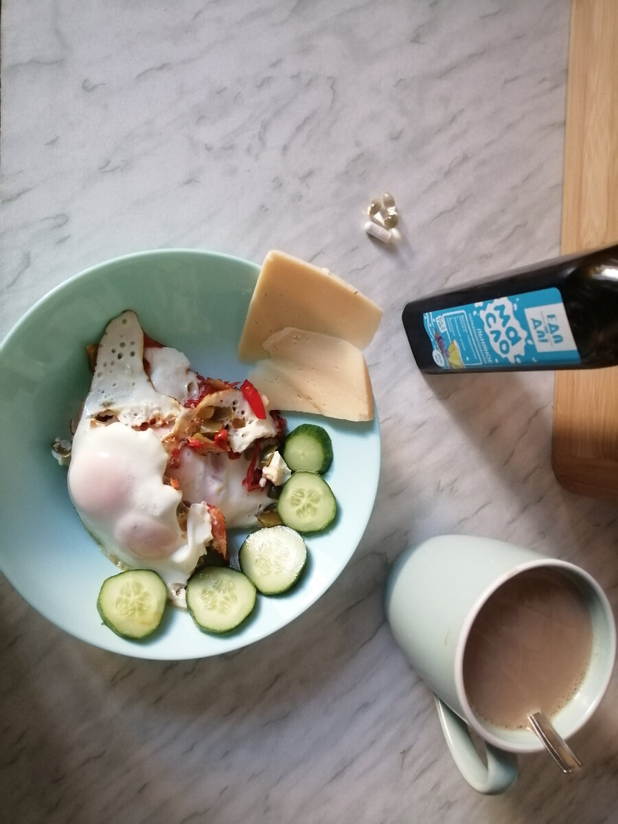 Яичница с овощами, огурец, сыр, кофе с молоком.