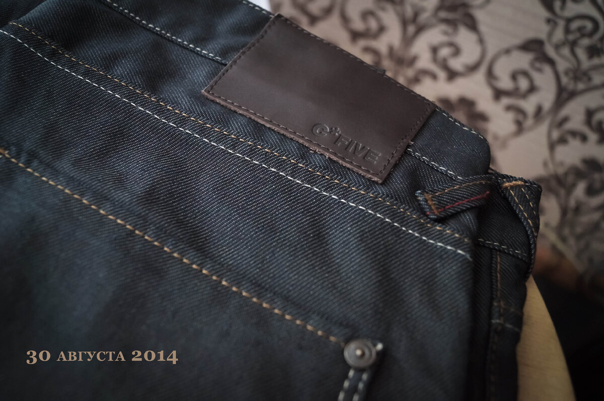 джинсы сфотографированы в момент покупки