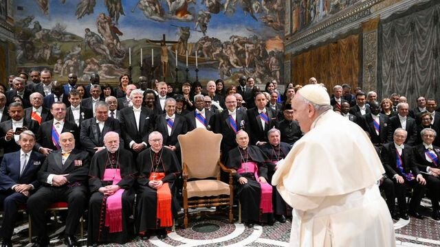    Фото Авдеева (четвертый слева в первом ряду) Vatican Media