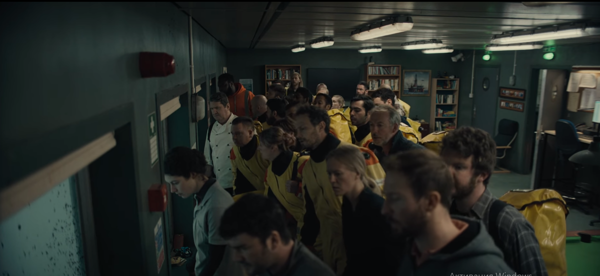 Население буровой волнуется (Кадр из сериала "Буровая")