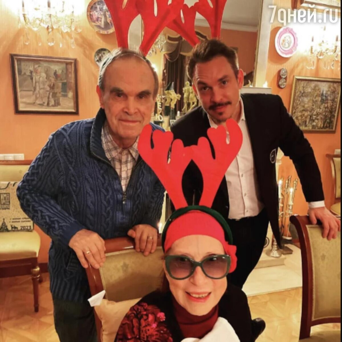    Инна Чурикова и Глеб Панфилов с сыном Иваном соцсети