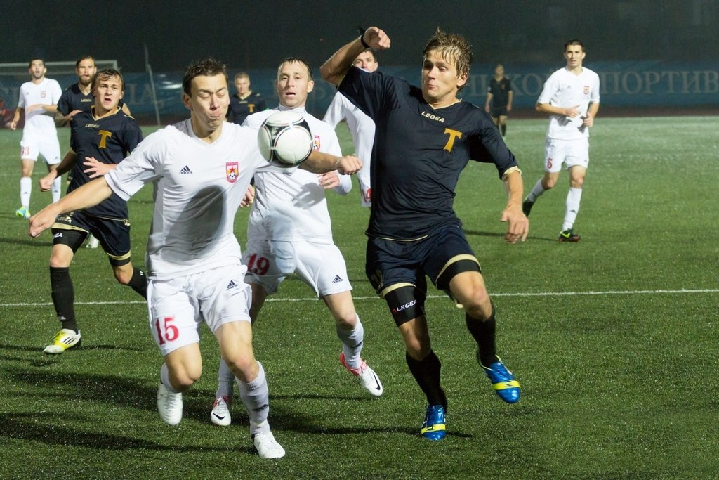 «Звезда» (Рязань) – «Торпедо» – 2:1 доп.время. На переднем плане в тёмном торпедовец Никита Васильев, слева - Александр Цыбиков, слева на дальнем плане - Эдгарас Гаурач.