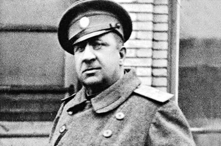 Реальный Май-Маевский был потомственным дворянином и имел проблемы с алкоголем, что ясно читается на его лице.