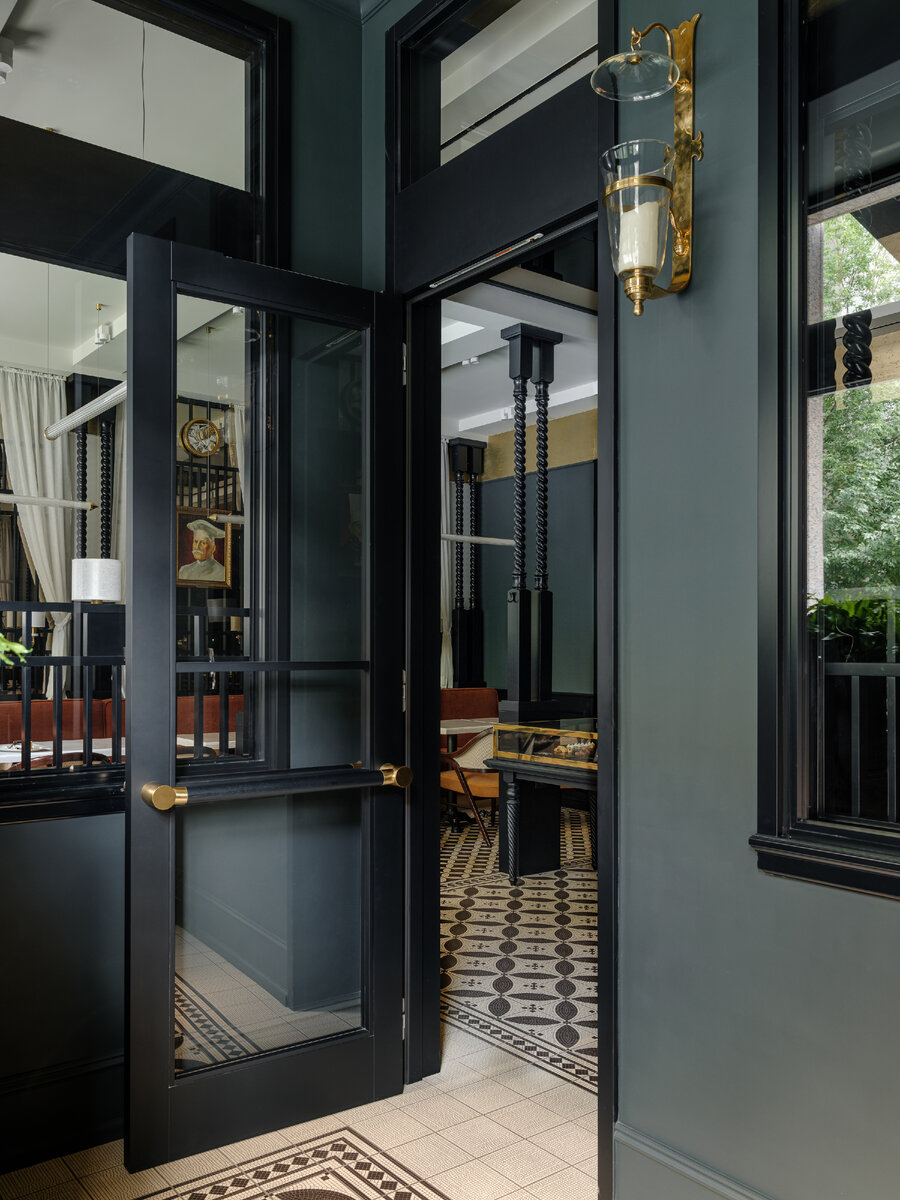 Вход в главный зал.