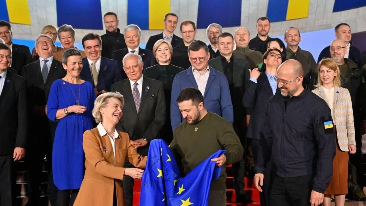    Председатель Европейской комиссии Урсула фон дер Ляйен, президент Украины Владимир Зеленский и премьер-министр Украины Денис Шмыгаль во время саммита "Украина-ЕС" в Киеве© Фото : Florian Philippot