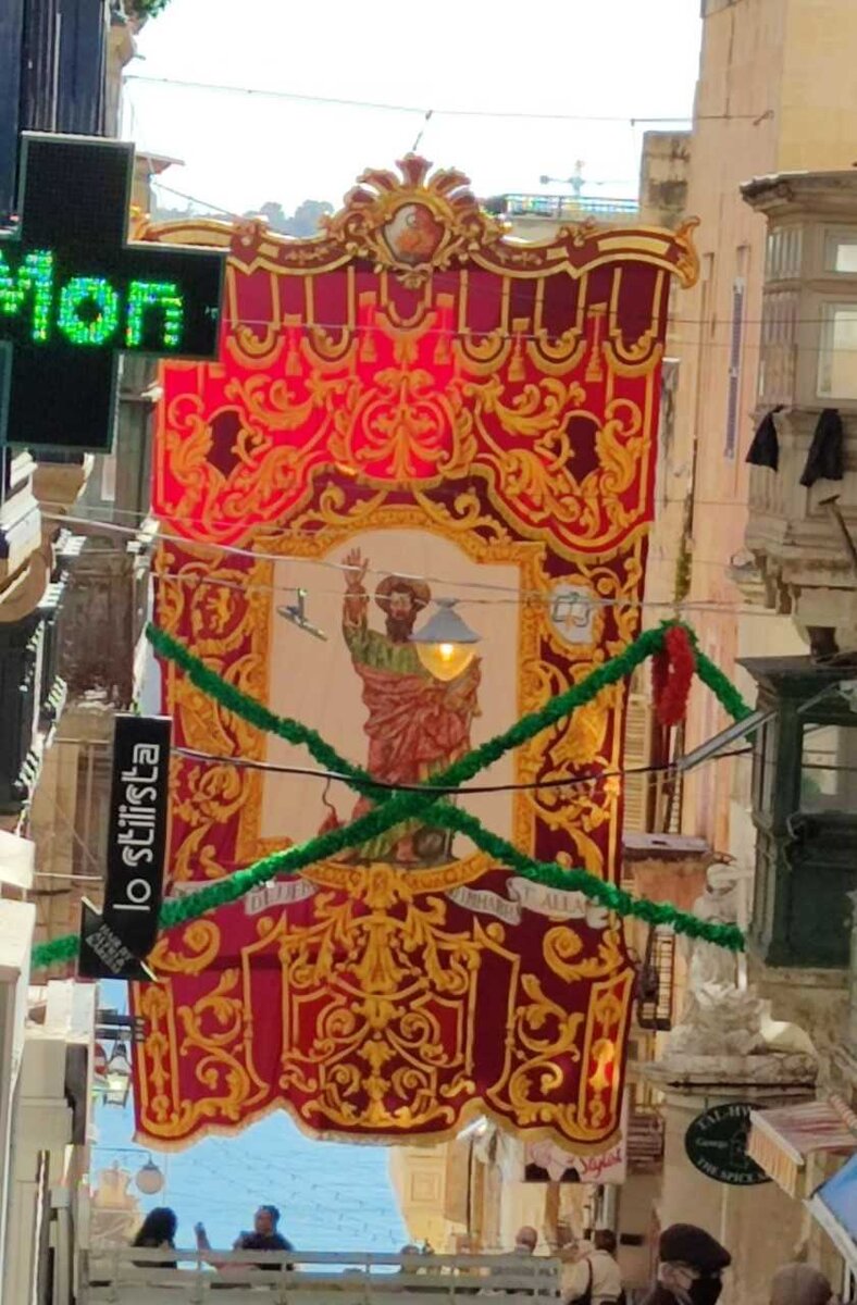 В праздничный день изображения Святого Павла практически повсюду. 