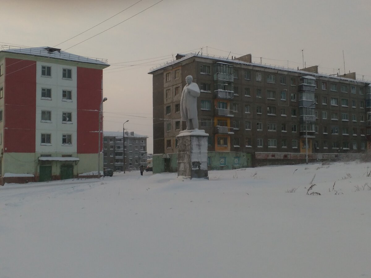 То же место, только зимой. Кстати, напротив находится культурный центр с кинозалом и музыкальной школой, но кому это интересно?
