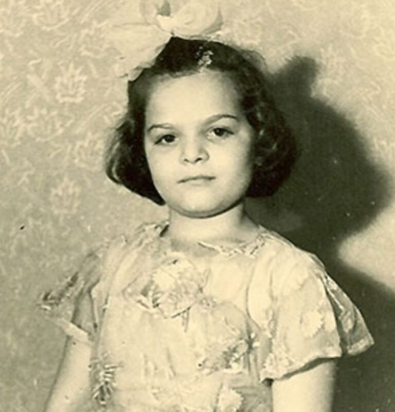 Маленькая Лариса