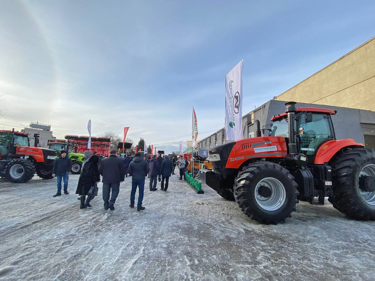 Наша часть выставочной площадки вызвала у посетителей большой интерес. На правом крае фото - трактор КАТ 3004