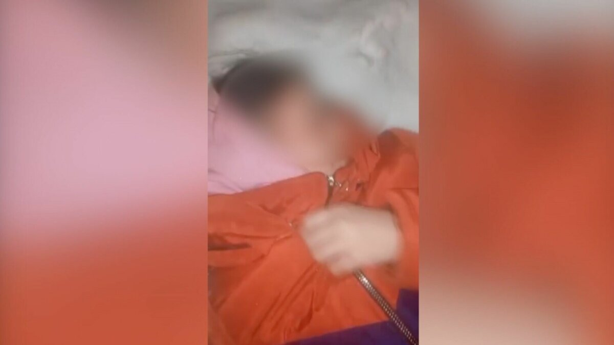     В Хакасии компании из пяти человек на камеру били и издевалась над наркозакладчиками. Четверо из них — подростки.