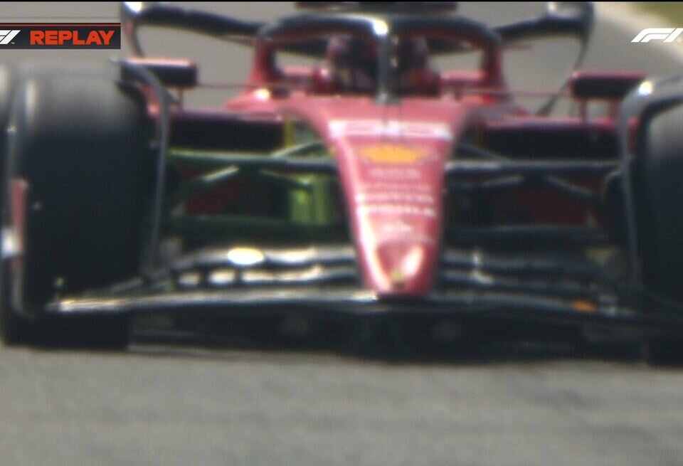    Ferrari прокомментировала аномалию с носовым обтекателем SF-23F1