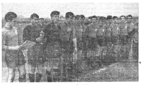 Команда цеха сборщиков домашних холодильников* ЗиЛ, завоевавшая приз открытия сезона на заводском стадионе - "Московский автозаводец", 6 мая 1959 г. Сканировано автором ИстБлога.