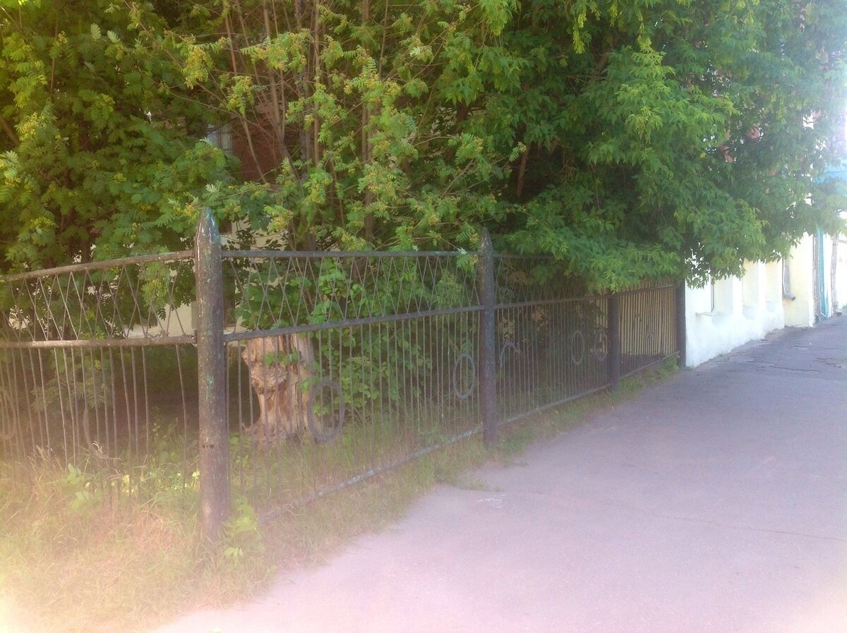 забор у Школы Баррикад. Качество фото не очень. Но корпуса снарядом и шестерни разглядеть можно